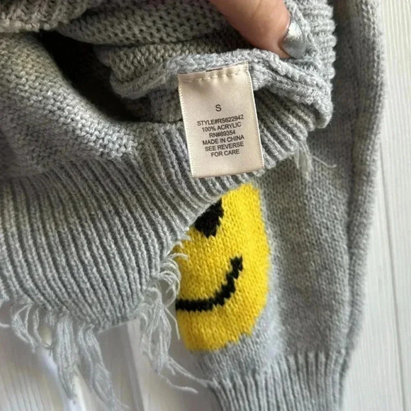 No Comment Women’s Smiley Face Cropped/Distressed Sweater size S - Picture 3 of 4